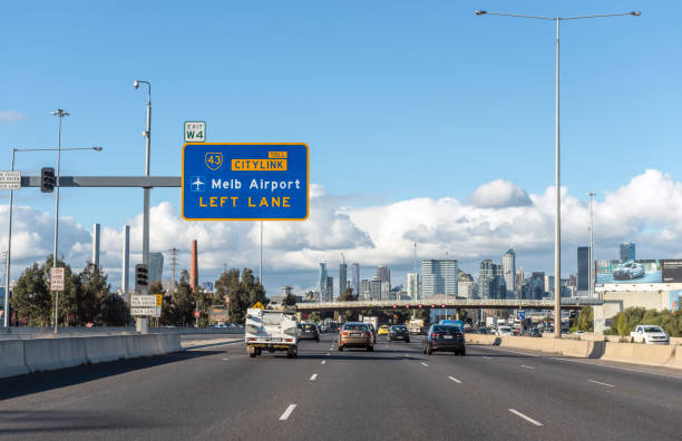 jazda autostradą m1 w melbourne, australia - melbourne australia sign road zdjęcia i obrazy z banku zdjęć