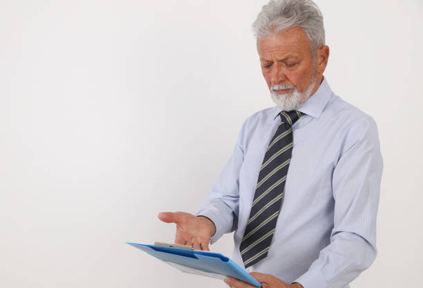 бизнесмен скептически читает документ крупным планом. нижний не согласен с соглашением. профессиональный пожилой мужчина - legal failure стоковые ф�ото и изображения