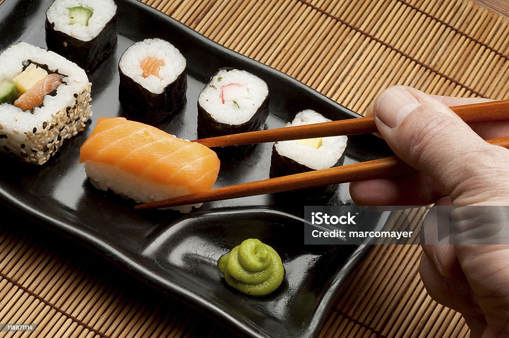 Mano con sushi - Foto de stock de Alimento libre de derechos