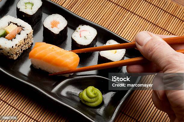 Mano Con Sushi Foto de stock y más banco de imágenes de Alimento - Alimento, Aperitivo - Plato de comida, Arroz - Comida básica