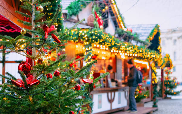 weihnachtsmarkt im opernpalais in mitte in winter berlin neu - straßenmarkt stock-fotos und bilder