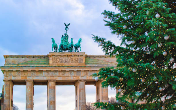 brandenburg gate building and christmas tree berlin new - winter city germany brandenburg imagens e fotografias de stock