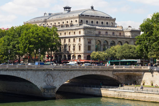 vista del theatre du chatelet (teatro e teatro dell'opera). fu progettato da gabriel davioud su richiesta del barone haussmann tra il 1860 e il 1862. - théâtre du châtelet foto e immagini stock