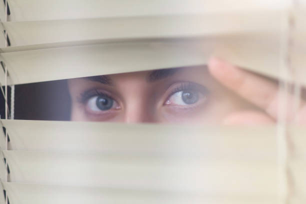 女の子はブラインドを通してあなたを見る - blinds peeking looking window ストックフォトと画像
