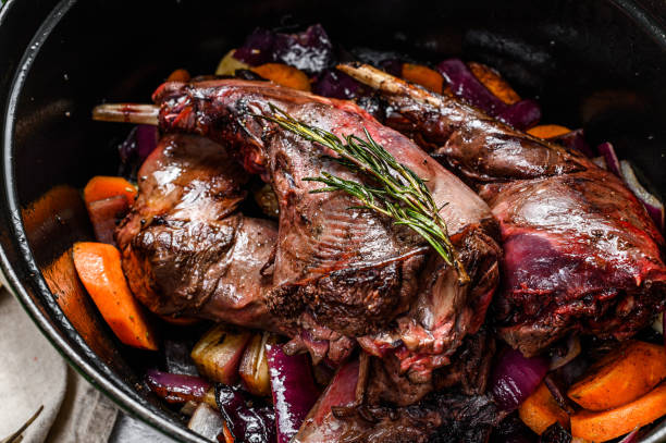 kaninchen mit gemüse in weißweinsauce, eintopf. bio-fleisch auf dem bauernhof. kochen eintopf. ansicht von oben - hase wildfleisch stock-fotos und bilder