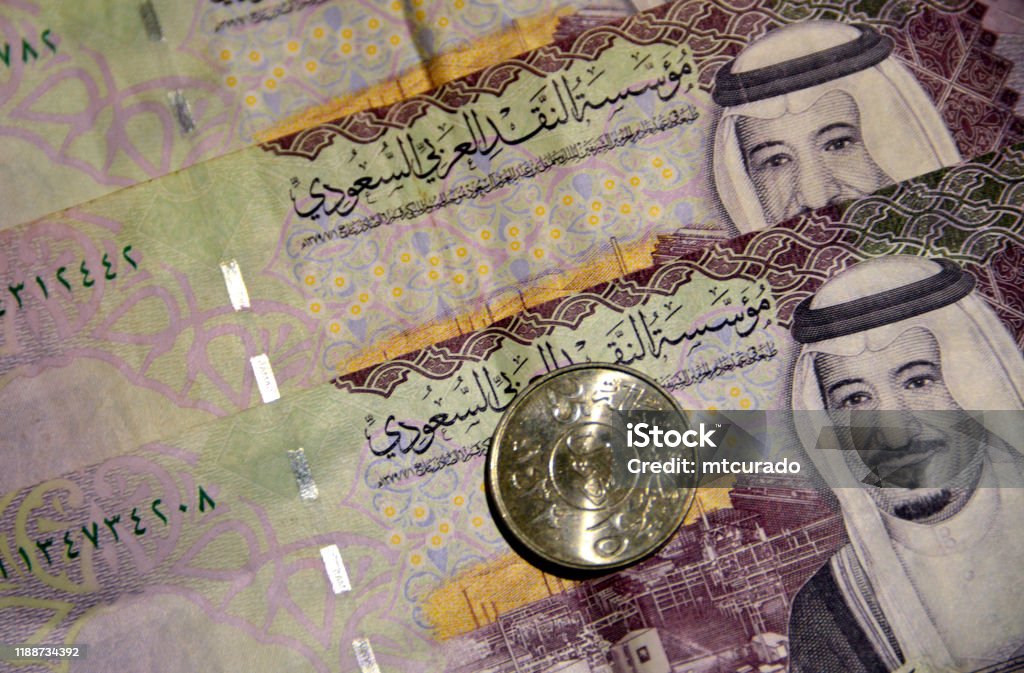 Mata Uang Arab Saudi 5 Catatan Riyal Dan 25 Sudut Halala Foto Stok mata-uang-arab-saudi-5-catatan-riyal-dan-25-sudut-halala-foto-stok