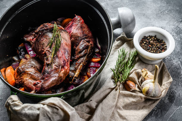 wilder hase mit gemüse in weißweinsauce, eintopf. bio-fleisch. kochen eintopf. ansicht von oben - hase wildfleisch stock-fotos und bilder