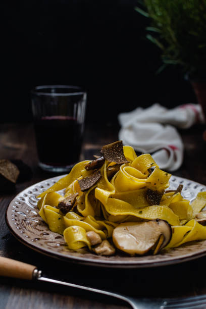 pasta pappardelle con trufa negra, vino tinto - pappardelle fotografías e imágenes de stock