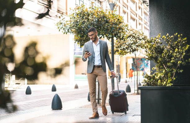 호텔에 들어가는 사업가 - business suitcase men outdoors 뉴스 사진 이미지