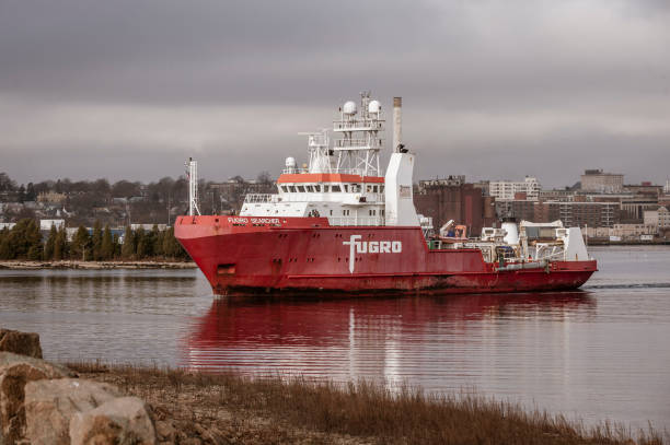 statek badawczy fugro searcher zbliża się do bariery huraganu new bedford - geophysical zdjęcia i obrazy z banku zdjęć