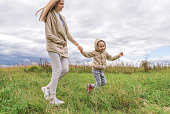 junge-frau-mama-geht-herbst-auf-street-park-mit-kleinen-jungen-von-hand-warme-kleidung-mit.jpg?b=1&s=170x170&k=20&c=-A99-Shf7UgsE8zh7hcAi17irGTu2rU2J6xL14V6ZPk=