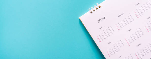 закрыть верхний вид на белый кале�ндарь декабря 2020 график на синем цвете панорамный фон, чтобы записаться на встречу или управлять графиком  - to do list list memories reminder стоковые фото и изображения