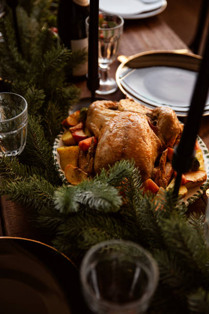 cerca de pollo en la mesa servido para la cena de navidad. - salad glass chicken garnish fotografías e imágenes de stock