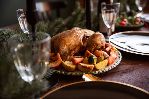 cierre la mesa de navidad servida con un pavo en un plato grande sobre mesa de madera. - salad glass chicken garnish fotografías e imágenes de stock