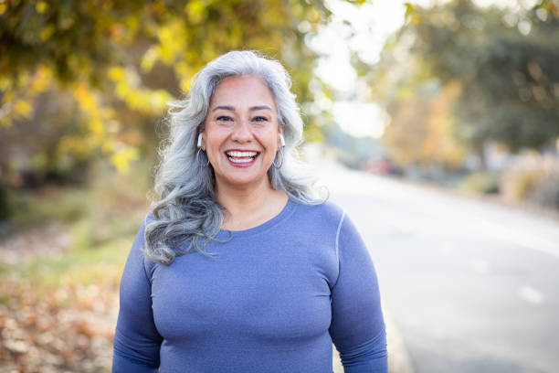 retrato de una hermosa mujer mexicana - senior women cheerful overweight smiling fotografías e imágenes de stock