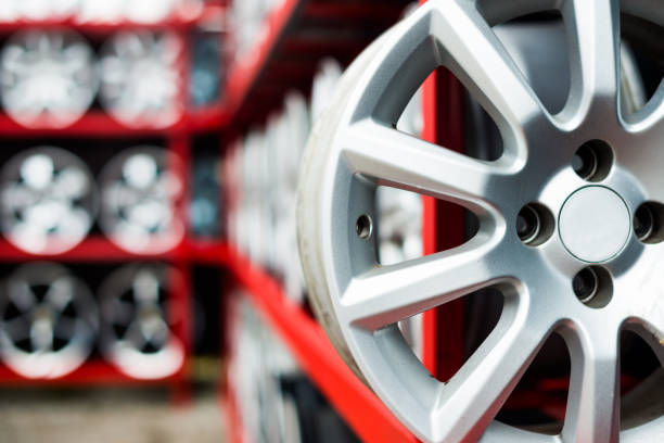 roues de voiture chromées et d'occasion - Photo