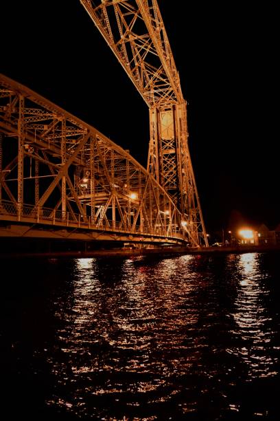 lift bridge in duluth, mn, at night - vertical lift bridge imagens e fotografias de stock