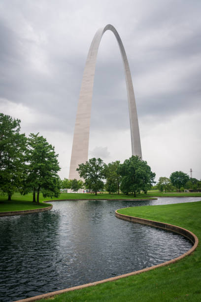 istock River and Gateway Arch National Park 1188773817
