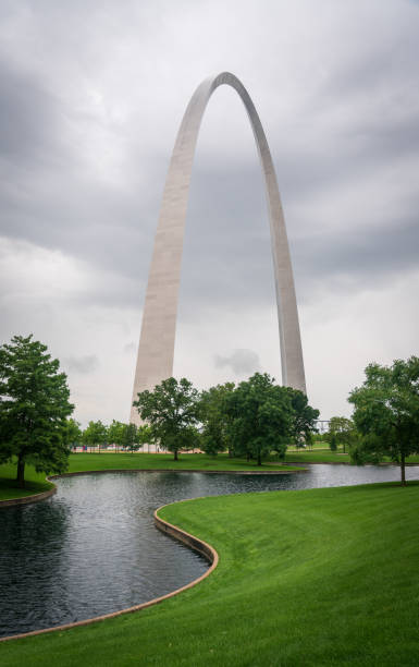 istock River and Gateway Arch National Park 1188773863