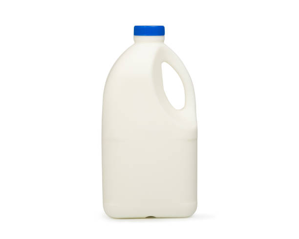 latte fresco pastorizzato in un gallone di plastica da 1 litro su sfondo bianco con percorso di ritaglio. - milk bottle milk plastic bottle foto e immagini stock