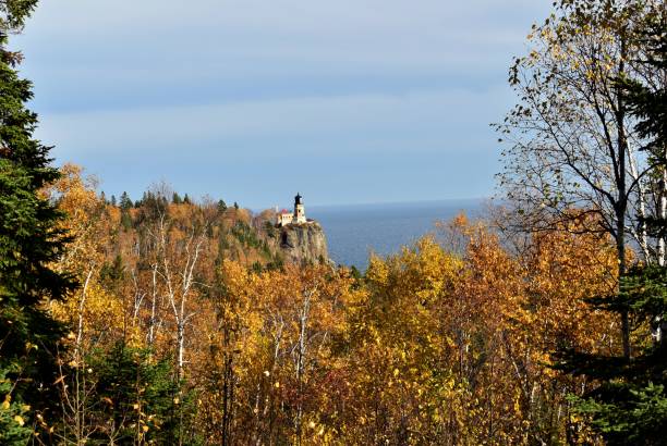 split rock vuurtoren tijdens de herfst - split rock lighthouse state park stockfoto's en -beelden