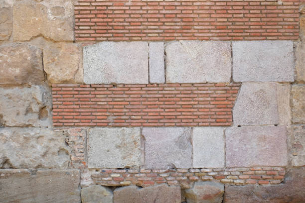 piedra romana y pared de ladrillo texturizada - retaining wall fortified wall surrounding wall stone wall fotografías e imágenes de stock