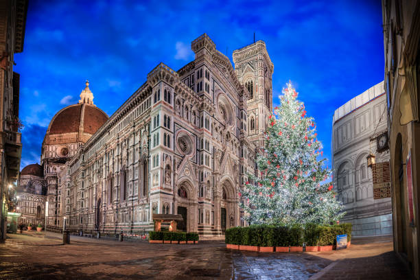 クリスマスツリーとフィレンツェのドゥオーモ - florence italy ストックフォトと画像