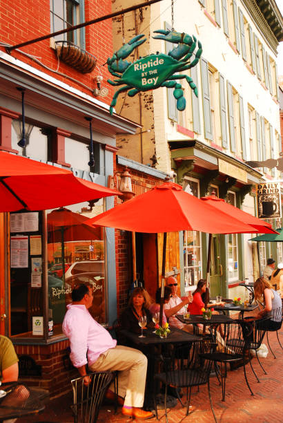 pranzo all'aperto nel quartiere fells point di baltimora - maryland blue crab foto e immagini stock