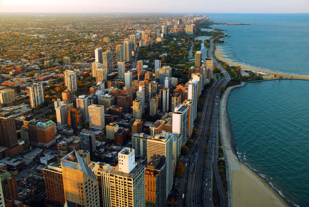 chicago lakefront et lake shore drive - north avenue beach photos et images de collection