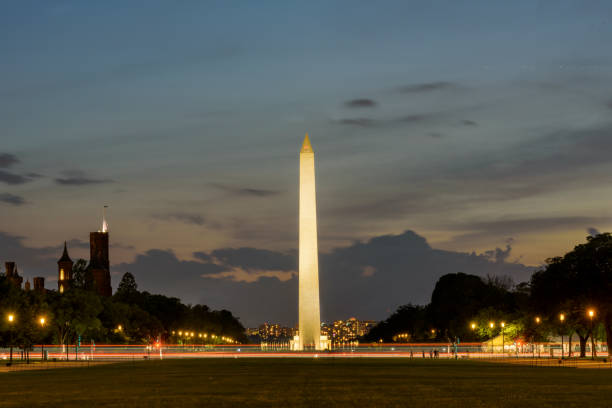 вашингтон, вашингтон памятник ночью - washington dc capitol building american flag sky стоковые фото и изображения