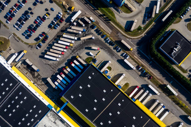 вид с воздуха на распределительный центр - truck parking horizontal shipping стоковые фото и изображения