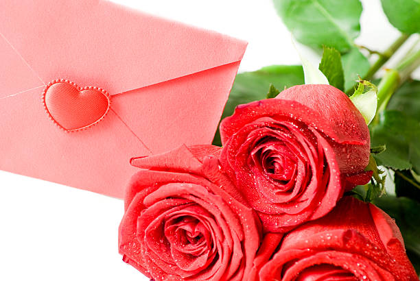 envelope vermelho e rosa - note rose image saturated color - fotografias e filmes do acervo