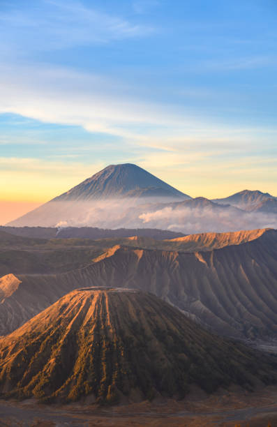 восход солнца на горе вулкана бромо в индонезии - bromo crater стоковые фото и изображения