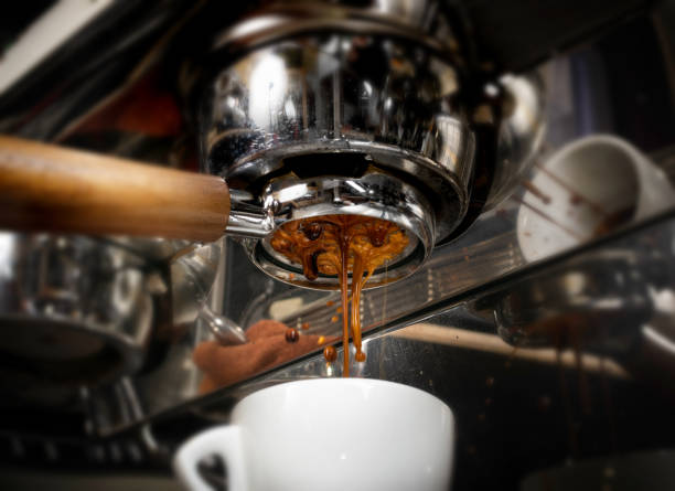 Kahvehane veya kafe yakın çekimespresso kahve yapma stok fotoğrafı