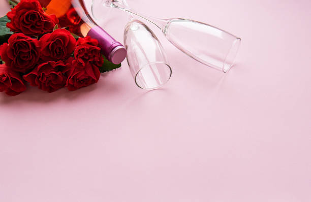 roses rouges et deux glaces - champagne wedding pink petal photos et images de collection