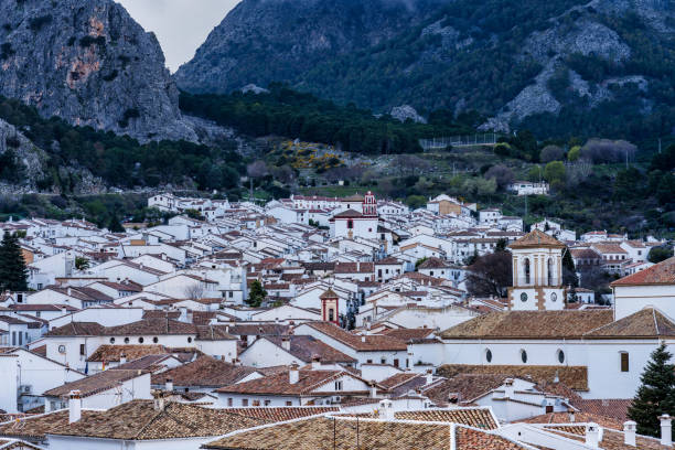grazalema, pueblo blanco en la provincia de cádiz, andalucía, españa - cadiz province fotografías e imágenes de stock