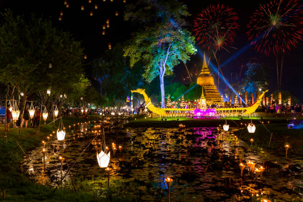 eski pagoda loy krathong festivali sukhothai tayland amazing tarihi şehir over güzel havai fişek yansıması. renkli, şehir. - sukhothai stok fotoğraflar ve resimler