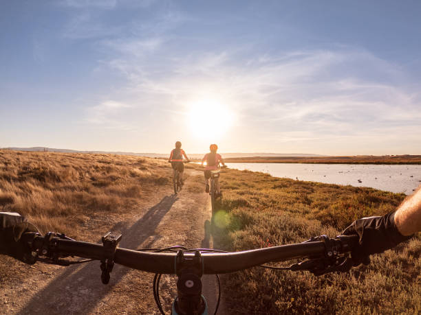 pov rodziny rowerowej wzdłuż shoreline trail, kalifornia, usa - personal perspective mountain biking mountain bike cycling zdjęcia i obrazy z banku zdjęć