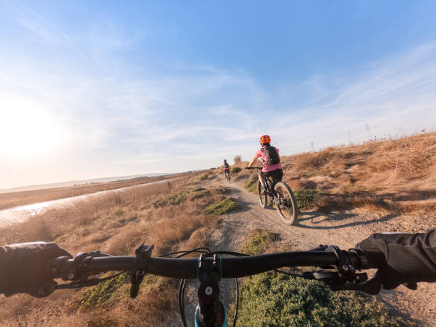 pov, familj ridning mountainbikes längs enkelspårig shoreline trail - kustlinje videor bildbanksfoton och bilder