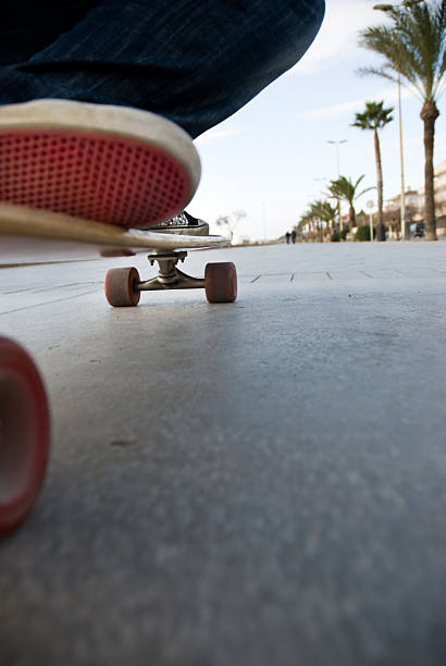 スケートボード、プロムナード - kneeling skateboarding skateboard vertical ストックフォトと画像
