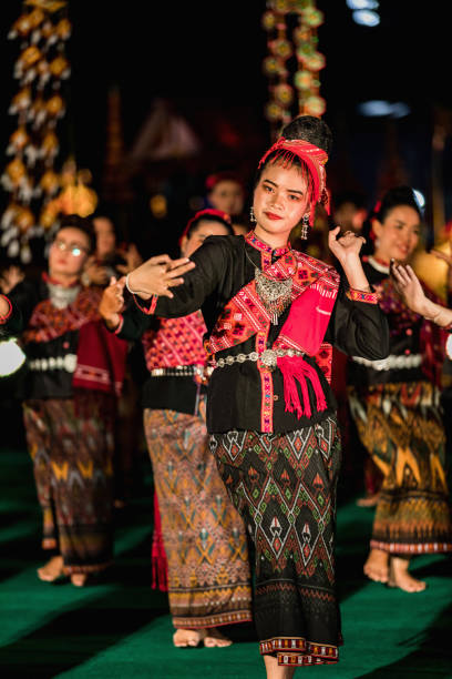 bangkok, tailândia - nov 2019. mulheres tailandesas que dançam em trajes populares ornamentados do período no quadrado de banguecoque. - 5416 - fotografias e filmes do acervo