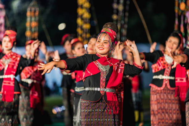 bangkok, tailândia - nov 2019. mulheres tailandesas que dançam em trajes populares ornamentados do período no quadrado de banguecoque. - 5412 - fotografias e filmes do acervo