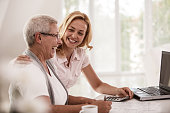 erfolgreiche-zusammenarbeit-zwischen-versicherungsvertreterin-und-seniorin.jpg?b=1&s=170x170&k=20&c=y6hXbKzNOcHFMpVRWnmBYzfVR2BN0iBXnRaNOexomPY=
