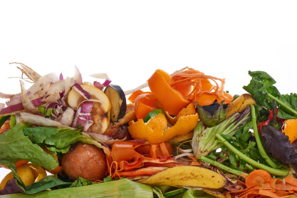 rifiuti alimentari domestici per compost da frutta e verdura. - spreco alimentare foto e immagini stock