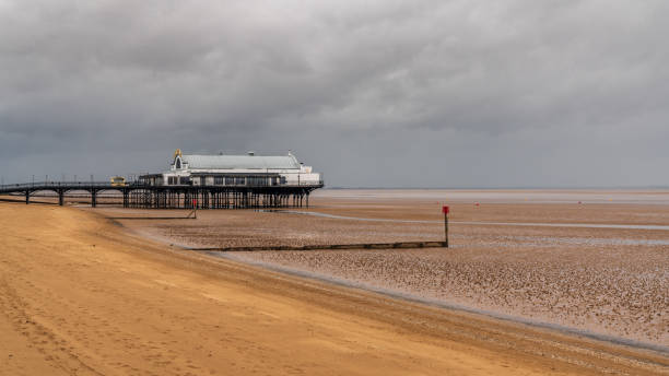molo w cleethorpes, north east lincolnshire, anglia - grimsby anglia zdjęcia i obrazy z banku zdjęć