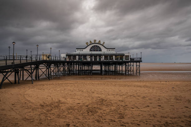 o cais em cleethorpes, lincolnshire do nordeste, inglaterra - humber river fotos - fotografias e filmes do acervo