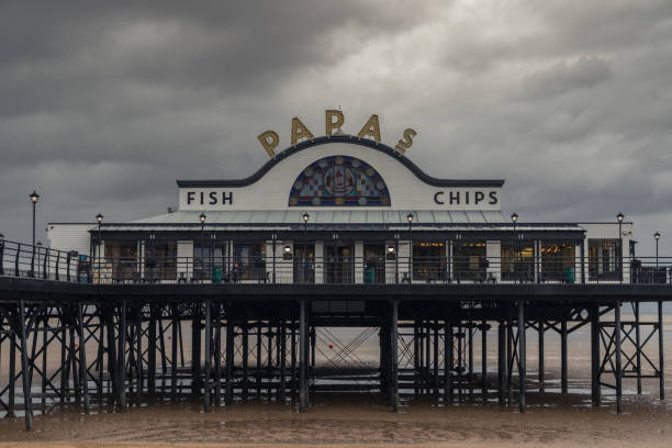 o cais em cleethorpes, lincolnshire do nordeste, inglaterra - humber river fotos - fotografias e filmes do acervo