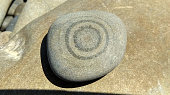 hellgrauer-stein-mit-dunkelgrauen-kreisen-darauf-markierungen-von-konzentrischen-ringen-auf.jpg?b=1&s=170x170&k=20&c=X7c3q5KyWQu_Z8z3JGYAFL0-1R2THFF9M0oc6ldDt_w=