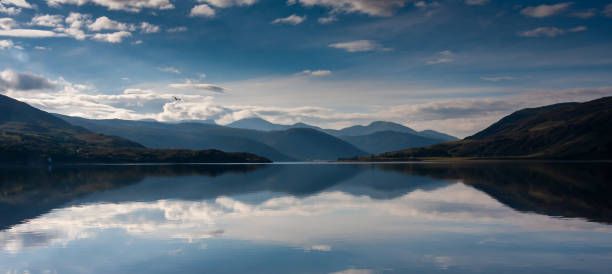 loch broom ullapool nelle riflessioni scozzesi - loch foto e immagini stock