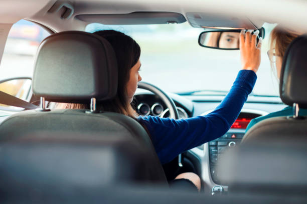 adolescente che ha una lezione di guida con istruttore femminile - driving test foto e immagini stock